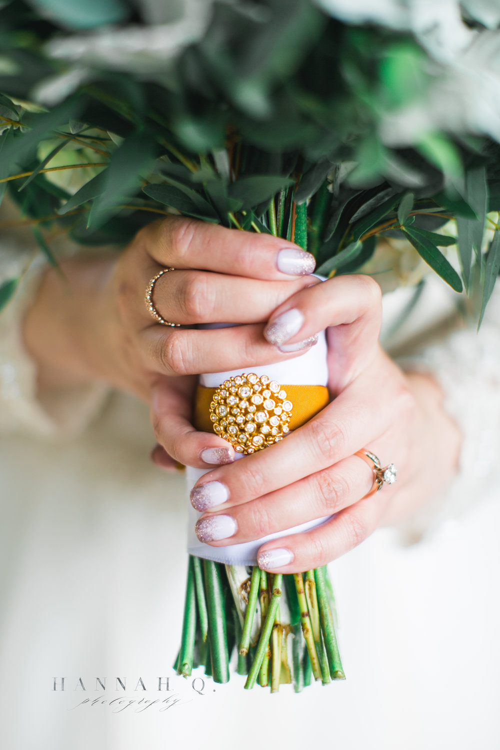 This thoughtful bride also tied her grandmother's earring to her bouquet.&nbsp;